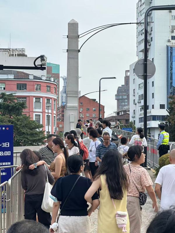 上艇恰逢国庆中秋双节，游客成了今年观众的主力军